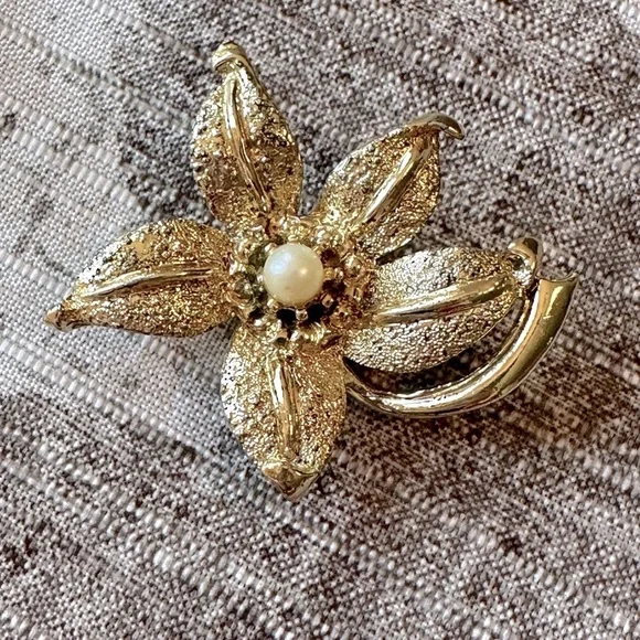 Vintage Faux Pearl Flower Brooch Textured Gold Tone Floral MCM 1950's 1960's - Picture 4 of 7
